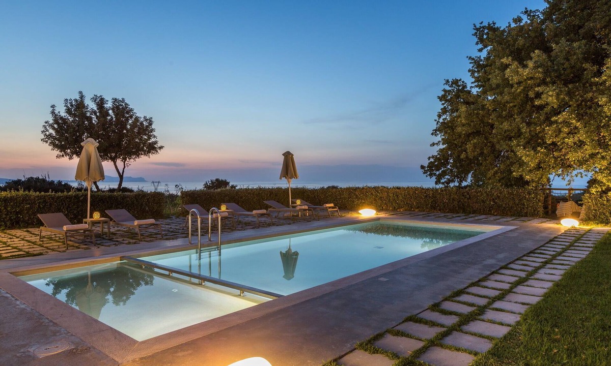 Tria Monastiria Villa | Luxury Villa w/ Heated Pool, Childrens fenced Area, 2 km to the Beach & the Town