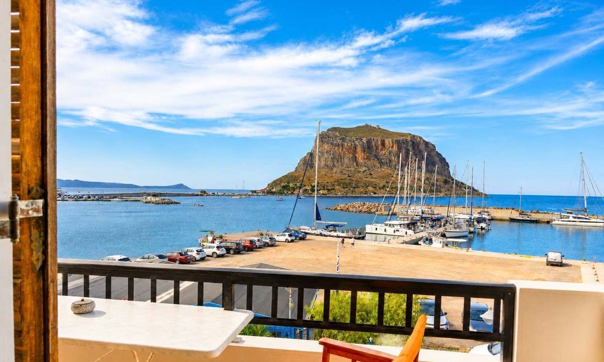 Monemvasia Apartment | Matroni's House - Seafront Getaway in Monemvasia
