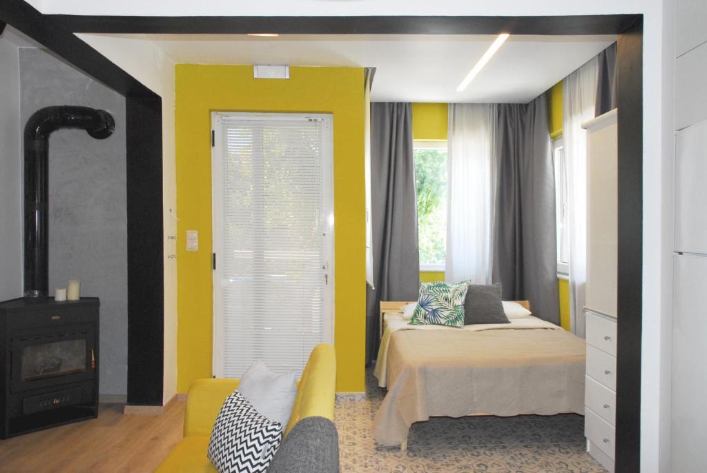 Heraklion Apartment | Modern house with garden and bathroom TV in front of the Venetial Walls