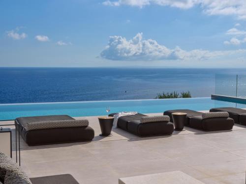Korithi Villa | On The Rocks 7 Bedroom Villa