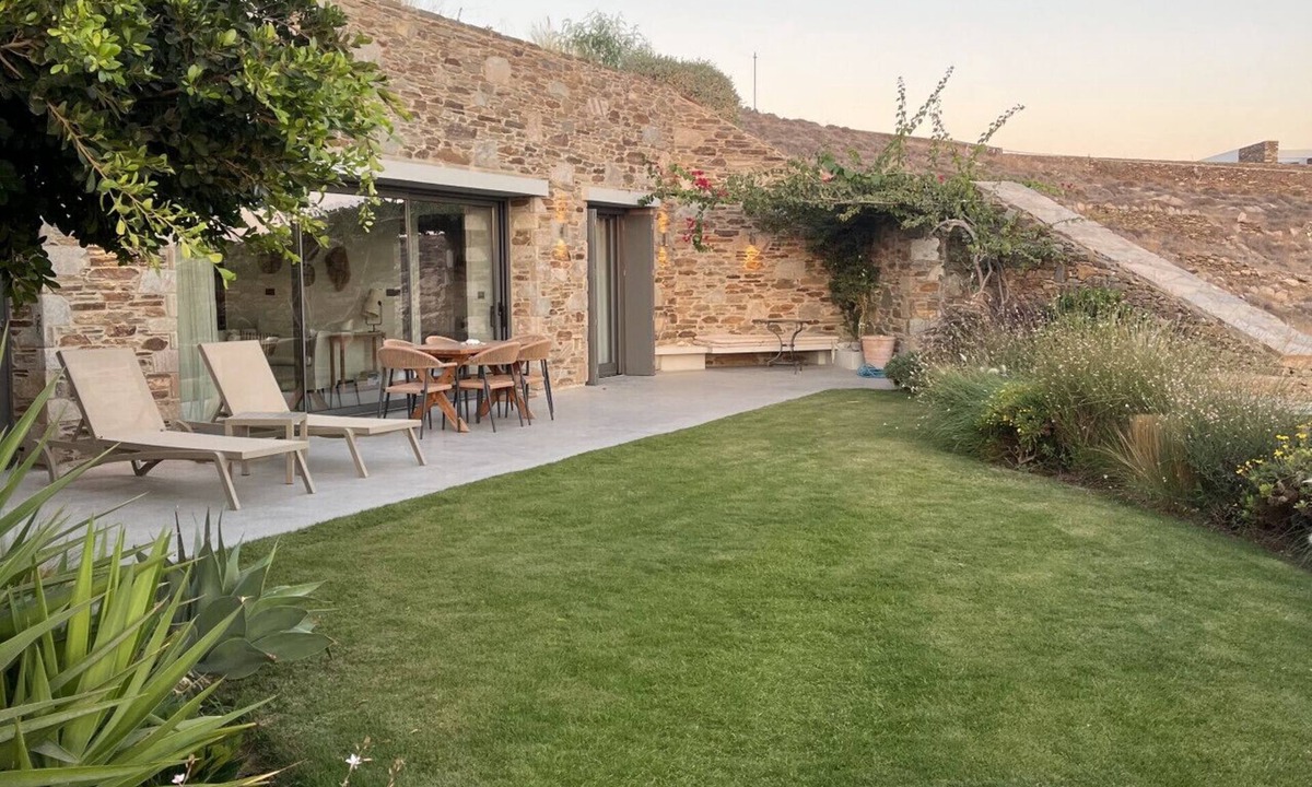 Ios Town House | On The Rocks - Pebble West - Serviced Villa