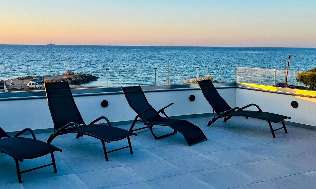 Kokkini Chani House | Onar Seaside Experience Ideal Apartment for a Seaside Getaway