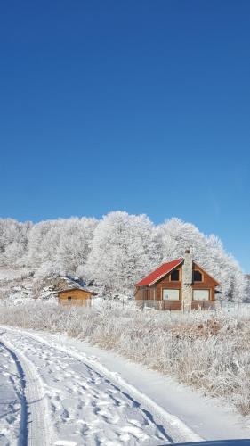 Naousa Ski Chalet | Oxygono wooden house