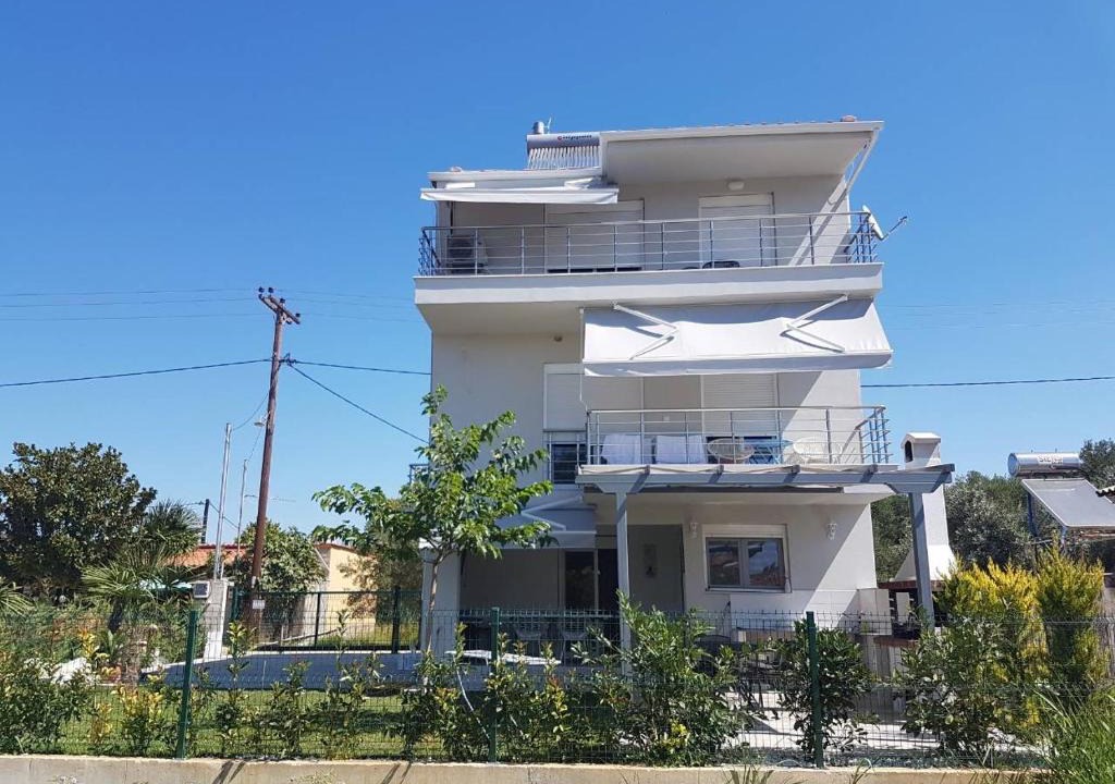 Ofrinion House | Paradiso Guest House