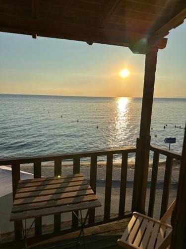 Paradhisos House | Petrospito by the sea!