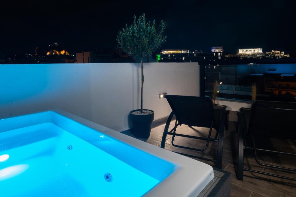 Metaxourgio Apartment | Private Jacuzzi & Acropolis View - The Urban Loft