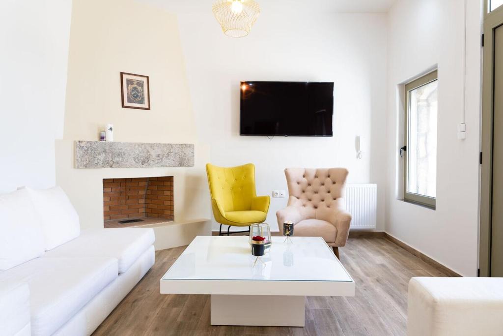 Ayios Thomas Apartment | Riza apartment vith pool and Mountain View