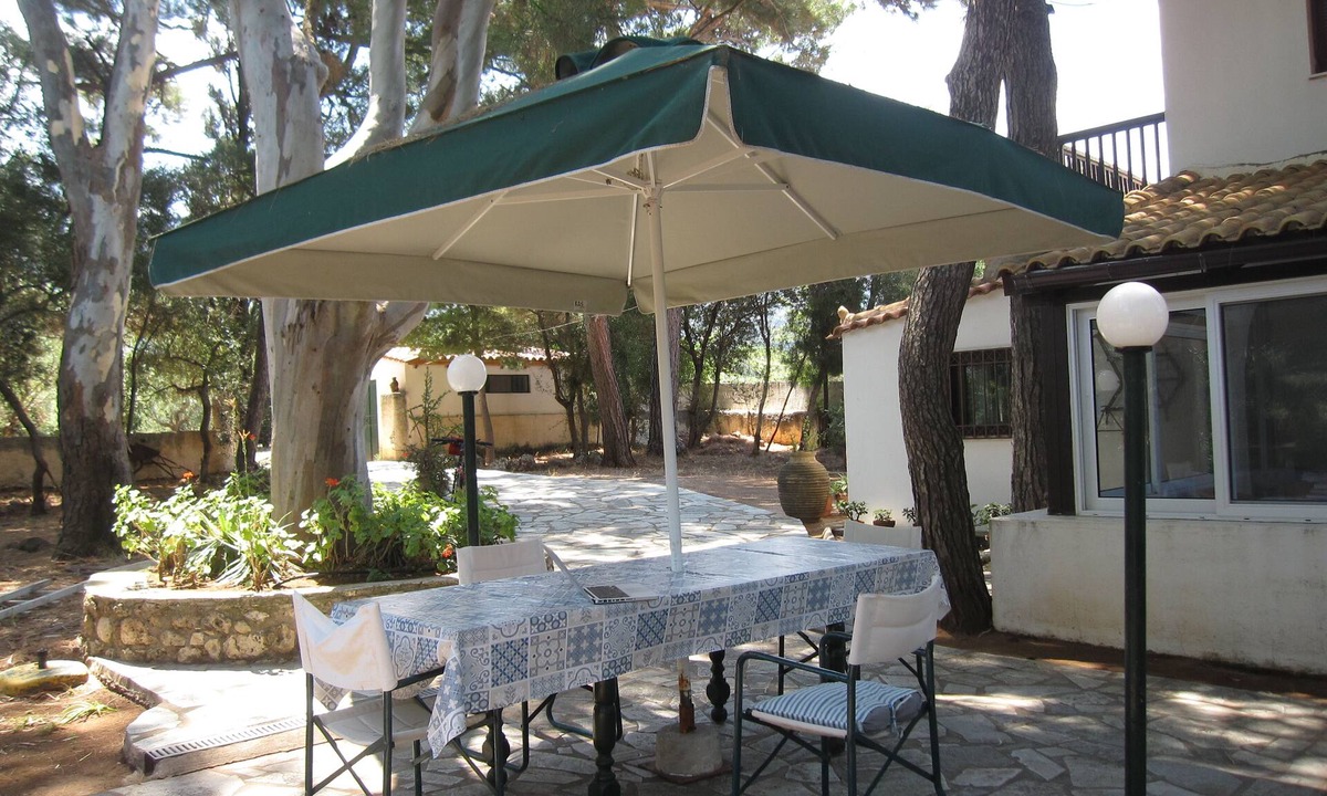 Kiparissia Villa | Seaside villa in Kyparissia, Peloponnese — Direct access to the beach below
