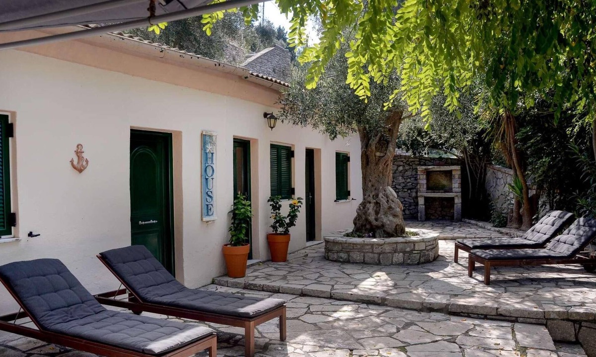 Longos Villa | Situated just a few steps behind Levrecchio Beach