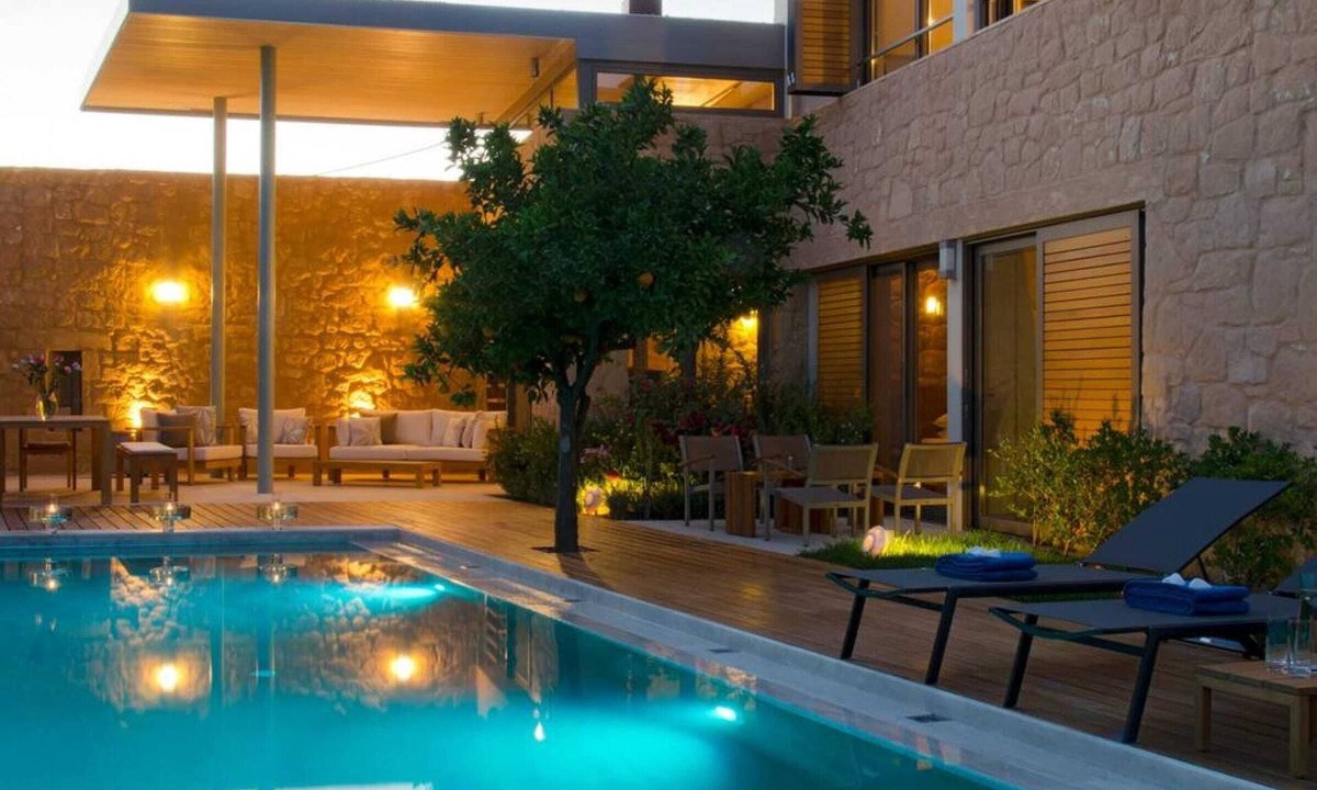 Kontomari Apartment | Sleek Stone House With Swimming Pool