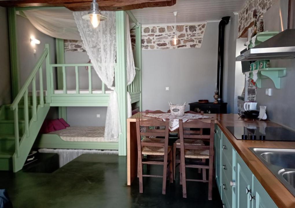Agios Isidoros Apartment | STONE GUESTHOUSE