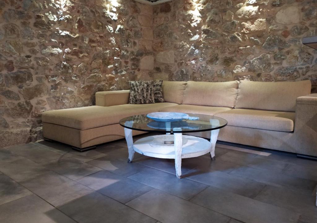 Papagou-Holargos Apartment | Stone House