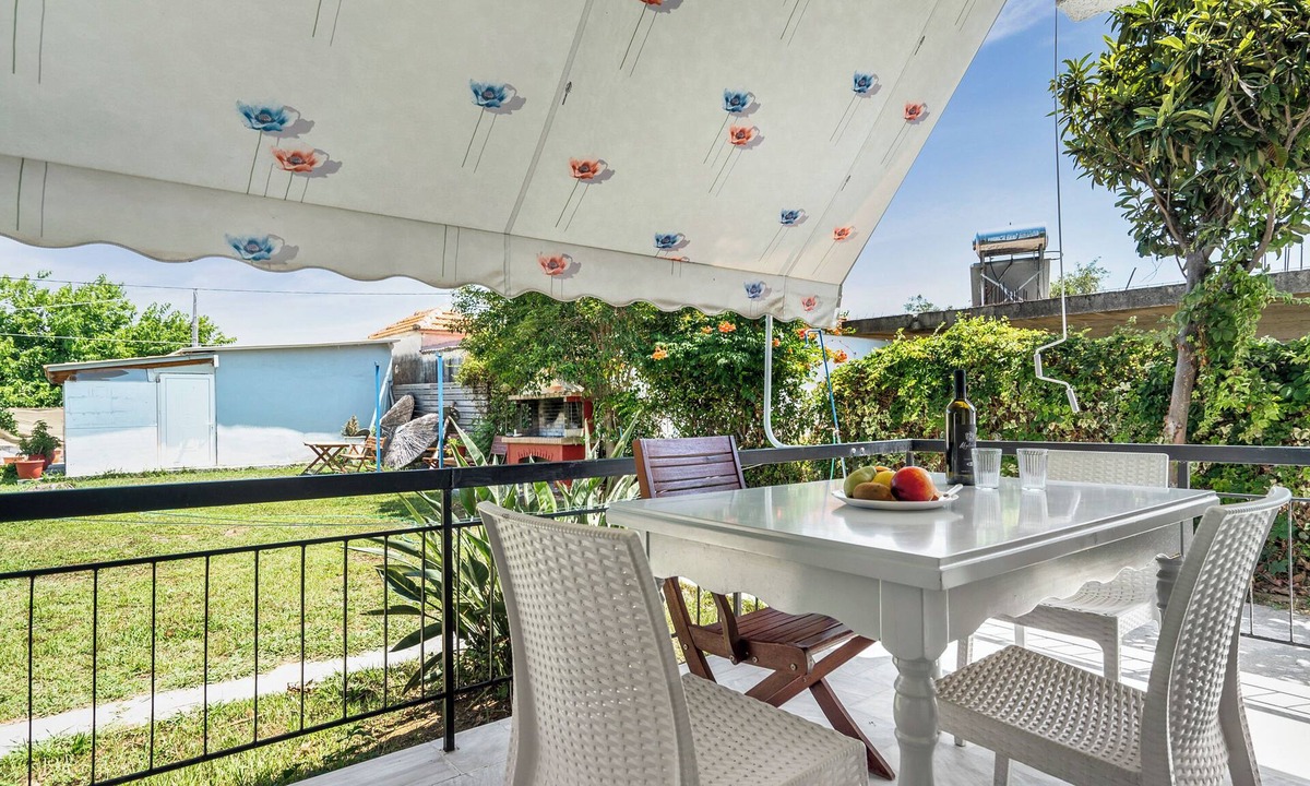 Zalongo Apartment | Studio Apartment 'Labros 1' with Mountain View, Wi-Fi and Air Conditioning