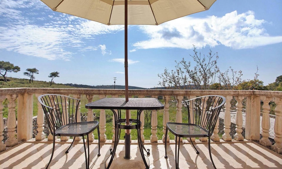 Maries Apartment | Studio apartment 'Wild Fig Retreat Helios' with Shared Pool, Wi-Fi and Air Conditioning