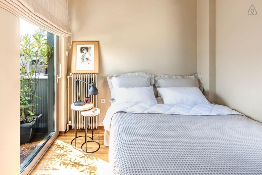 Petralona Apartment | Stylish sunny apt 1 stop from city center