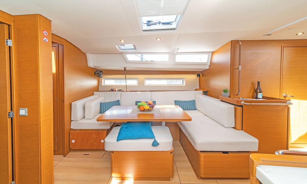 Skiathos Boat Rental | Sun-Kissed Sailing Adventure in Islas Esporadas