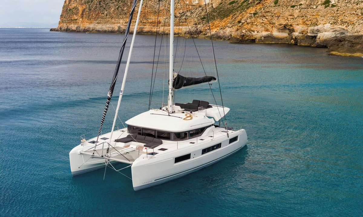 Alimos Boat Rental | Sun-Kissed Sailing Adventure in Islas Sarónicas