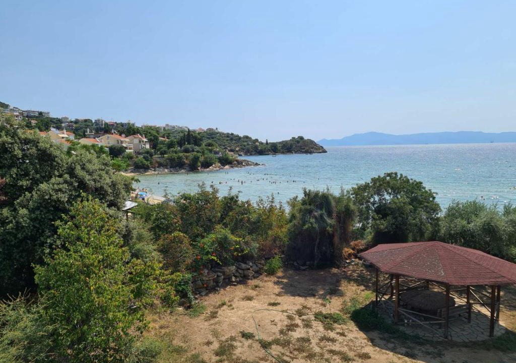 Palaio Tsifliki Apartment | Sunny Beachfront Apartment