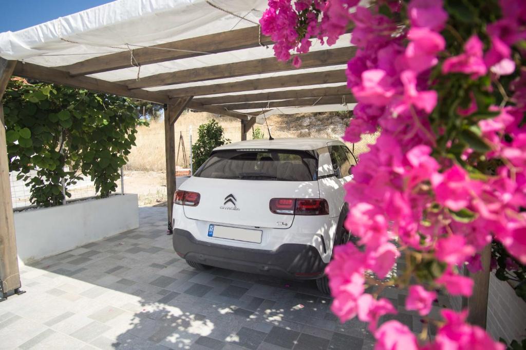 Isthmia Apartment | Sunny Home Loutraki is a modern studio with views of the bay and mountains with private parking