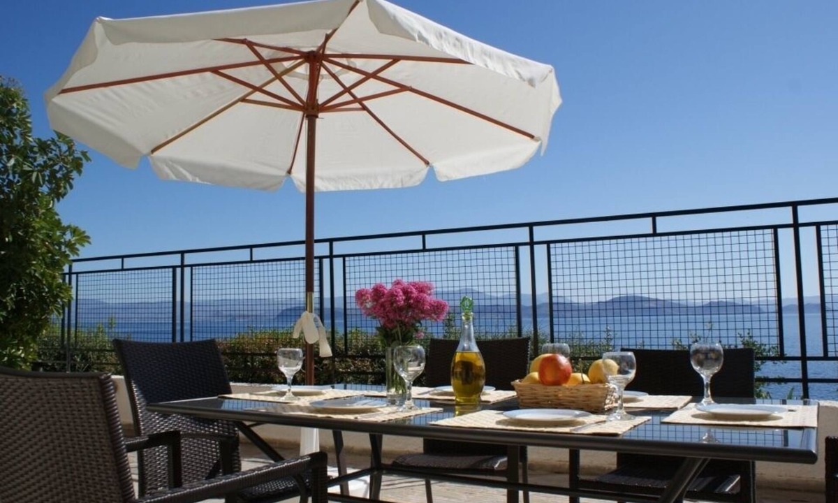 Sunrise Located Air Conditioned Beach | Kefalari