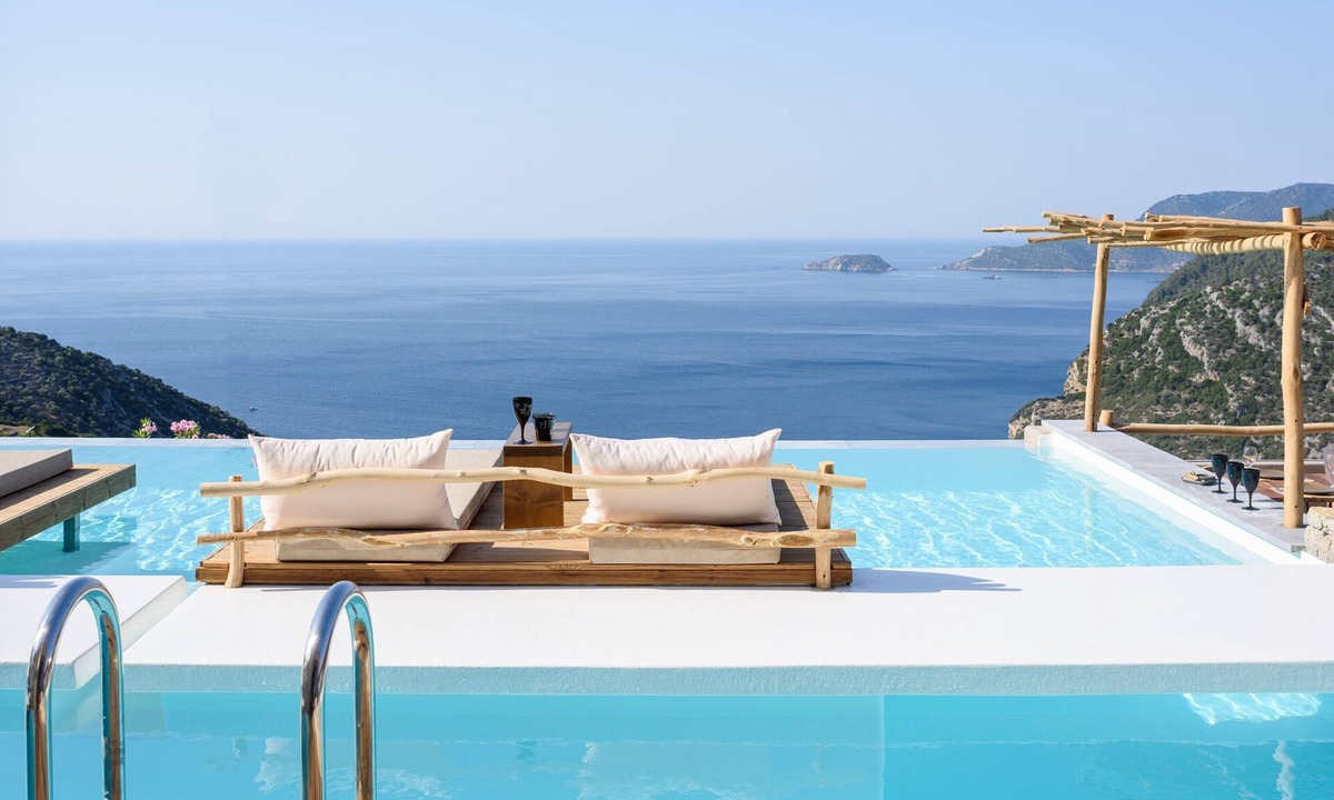 Alonissos Bed & Breakfast | SWIM UP SUITE with direct access to the infinity pool and stunning sea view