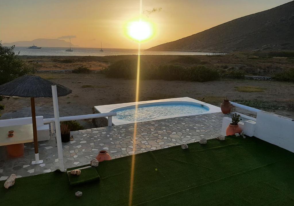 Milopotas House | Traditional House by The Beach