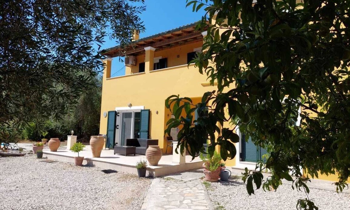 Agios Ioannis Villa | Tranquil retreat set in an old Olive grove