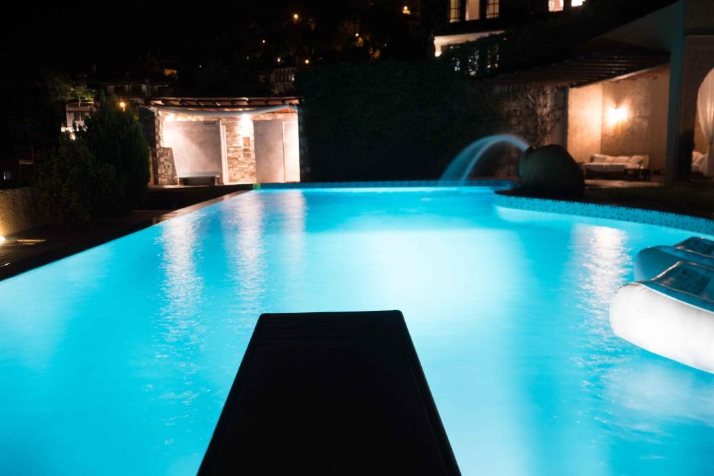 Ano Volos Apartment | Tranquil Infinity Pool Getaway (private jacuzzi and steam bath, pool, garden, sea and city views)