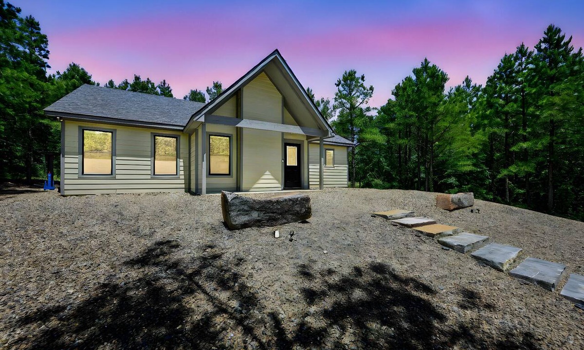Pickens Cabin | Unwind in Broken Bow Hot Tub Fireplace Nature