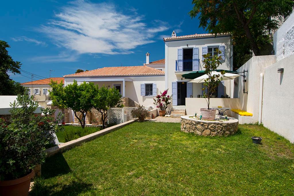 Spetses Villa | VILLA AELIA in Spetses - charm & convenience, 2min beach