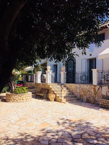 Lakones House | Villa Ampelaki "30 meters to beach"