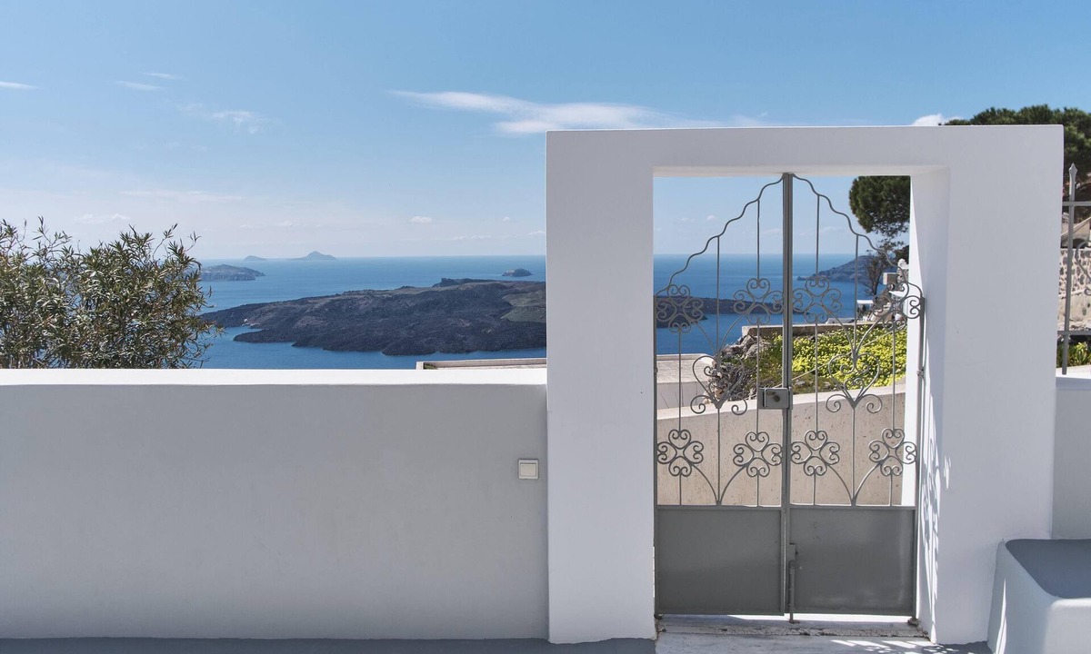 Fira Villa | Villa DALI Danae with large jacuzzi and amazing volcano and caldera view