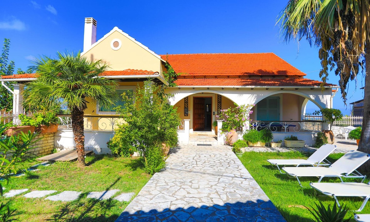 Petaleia Villa | Villa Eftihia: Traditional, easy access, amazing sunsets