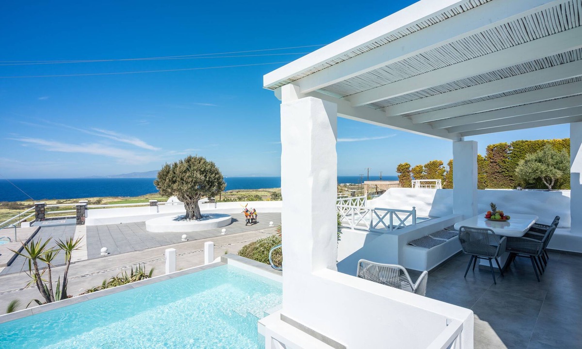 Oia Villa | Villa 'EMERALD'- Private Pool & Private Outdoor Heated Hydromassage Spa