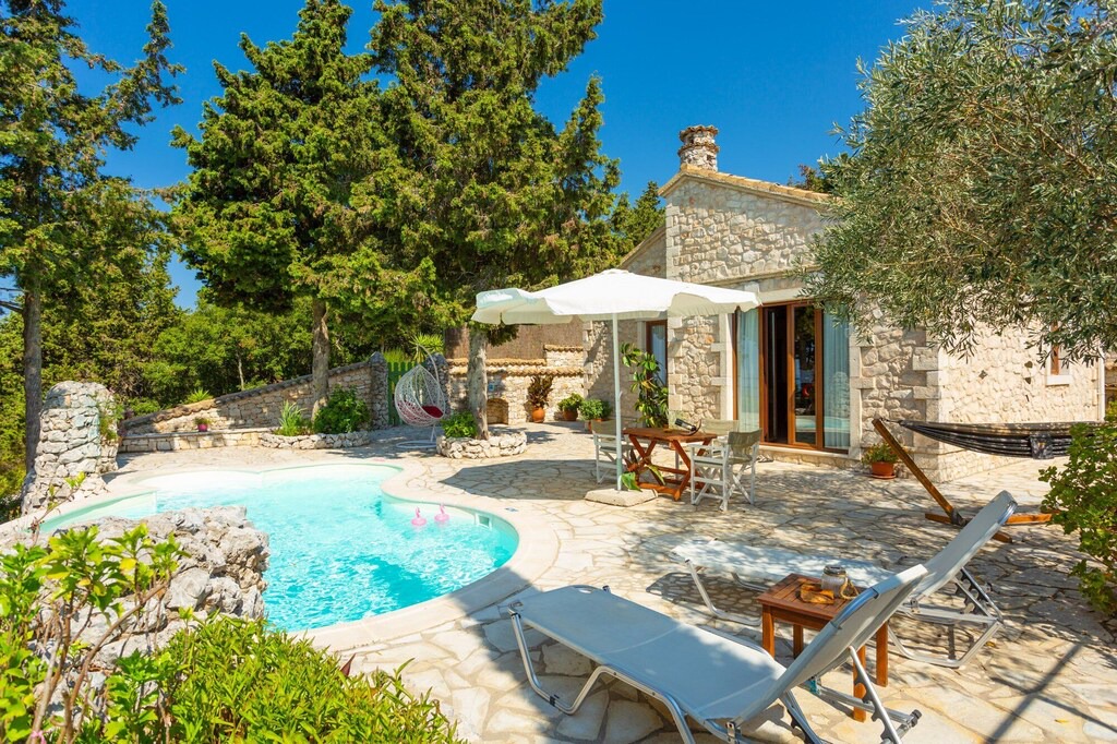 Vlachopoulatika Villa | Villa Gallini: Large Private Pool, Walk to Beach, Sea Views, A/C, WiFi