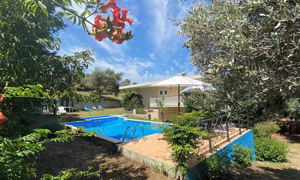 Adelianos Kampos Villa | Villa George, on Beach Front