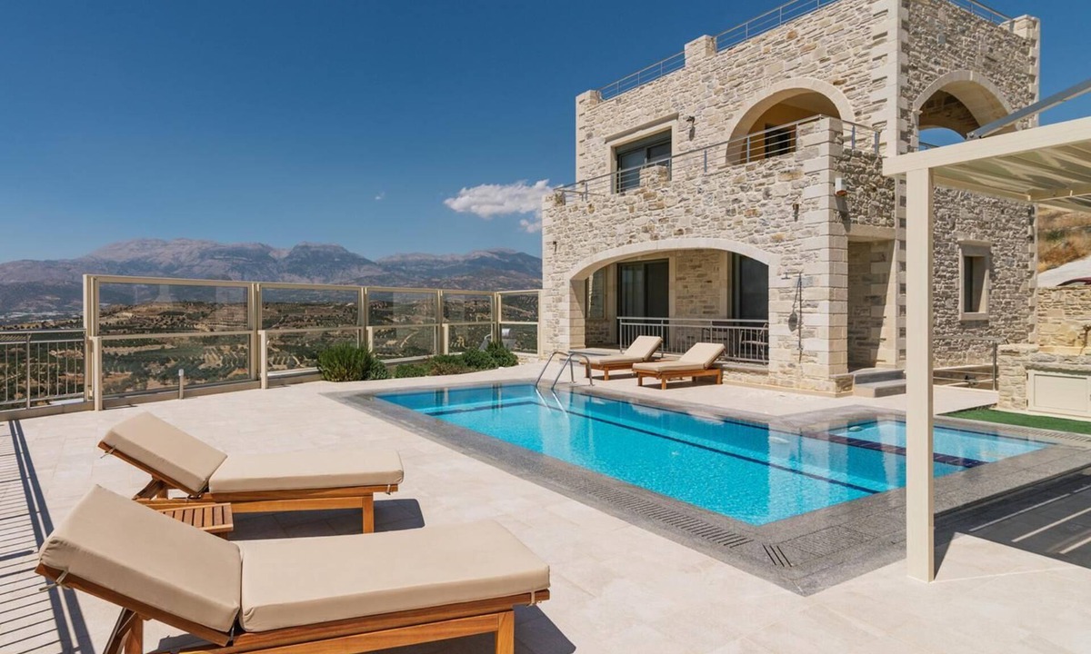 Kamilari Villa | Villa Ovgoro – Luxury 3-Level Villa with Heated Pool, Jacuzzi & Panoramic Views