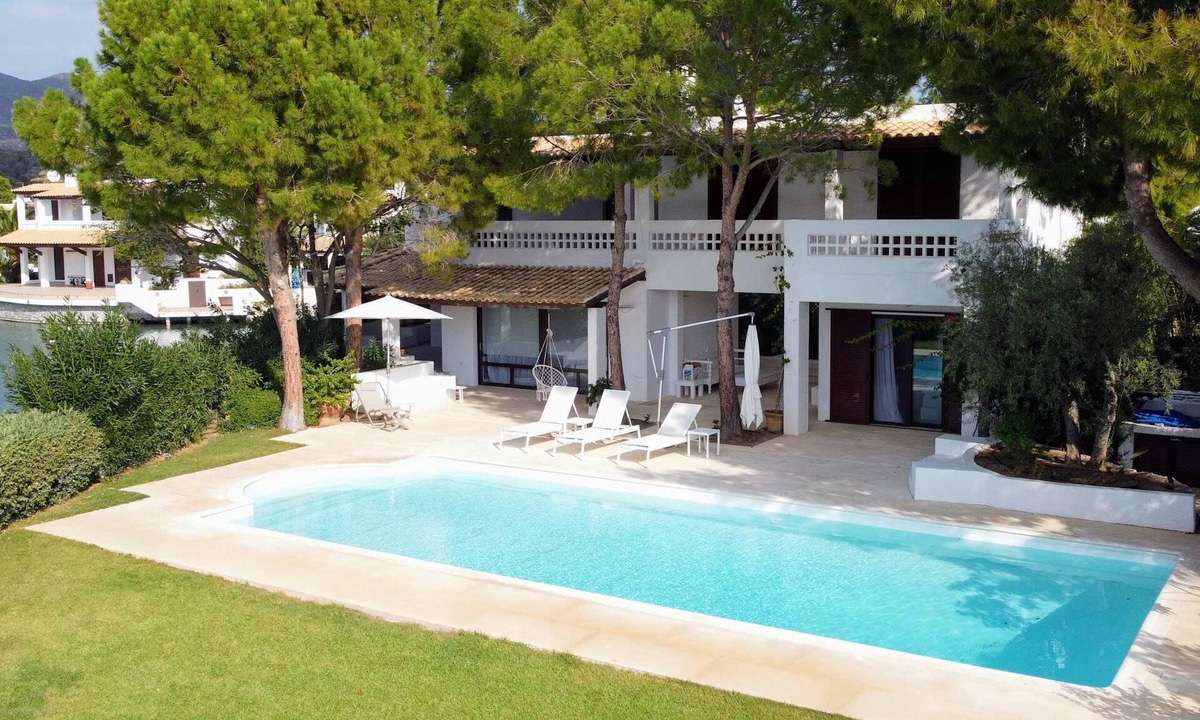 Plepi Villa | Villa 'The White By Seaviews' with Sea View, Wi-Fi and Air Conditioning