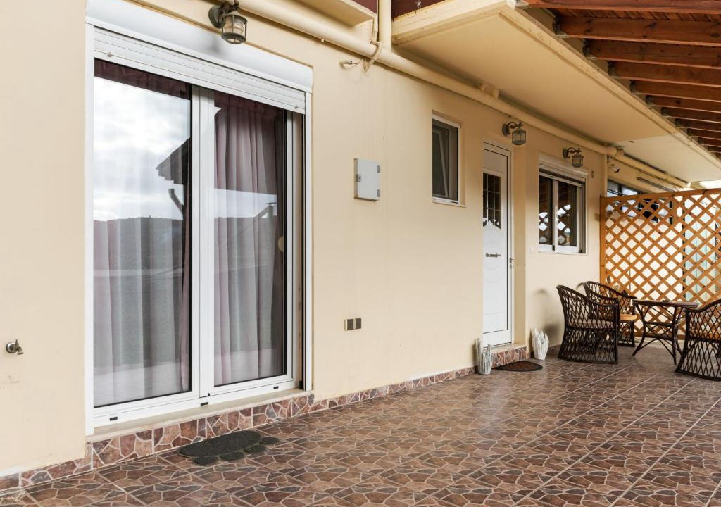 Paliani Apartment | Welcoming Apartment in Venerato with Garden