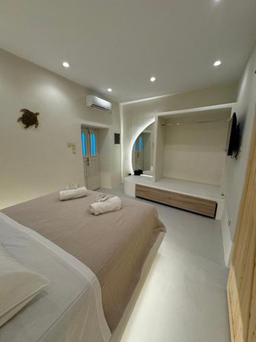 Ios Apartment | White Sand Jacuzzi Suite