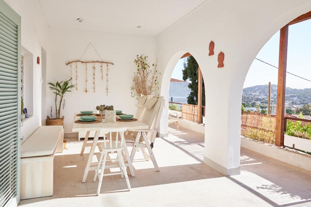 Kropia Villa | White Villa near the Blue Beach