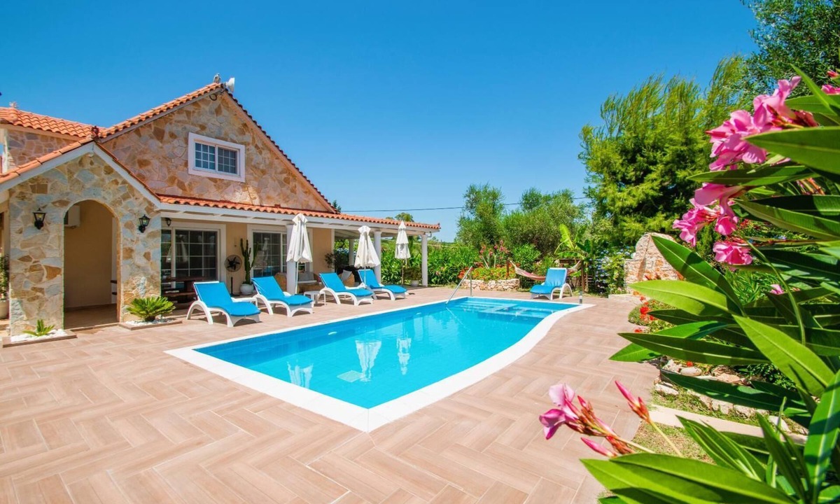 Laganas House | Zante Sunny Villa I – Free Heated Pool, Jacuzzi & Fitness Corner. Pets Welcome!