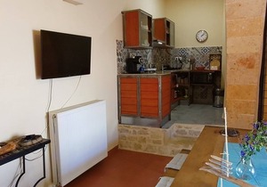 2 apartments sharing garden and pool
