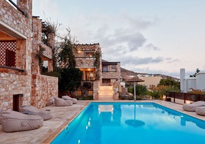 3 Bedroom Villa with Sea View and pool access