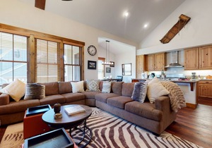 3 Suites, Mountain Views, Gorgeous Location. Private Gas Grill & Washer/Dryer in Mammoth Lakes