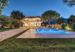 Agricola Villa- Private villa with pool, 3 bedrooms with en-suite facilities.