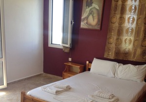 Apartment for 4 with garden and partial sea view.