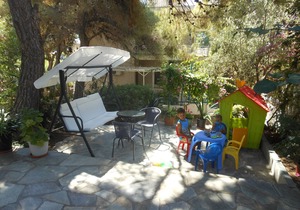 Appartementhaus Renate in Agia Marina, 40m² Appartements mit Balkon und Garten