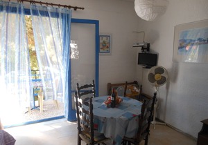 Appartementhaus Renate in Agia Marina, 40m² Appartements mit Balkon und Garten