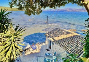 Apraos Beachfront Studio by DadoVillas